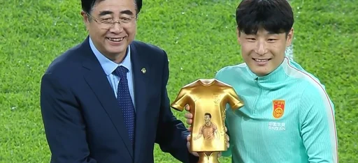国足赛前为武磊举行国家队百场纪念仪式,宋凯为其颁发纪念杯