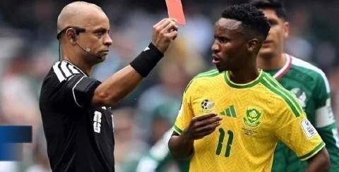 足球世界杯首战创6纪录 10V9裁判出示三张红牌 詹俊评实力过于悬殊