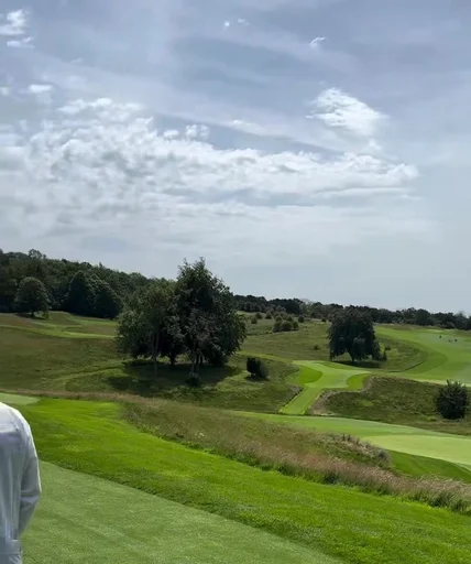 乐福晒与詹姆斯 JR TT 弗莱在高尔夫球场合影