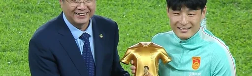 国足赛前为武磊举行国家队百场纪念仪式,宋凯为其颁发纪念杯