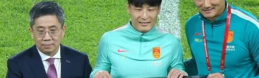 国足赛前为武磊举行国家队百场纪念仪式,宋凯为其颁发纪念杯