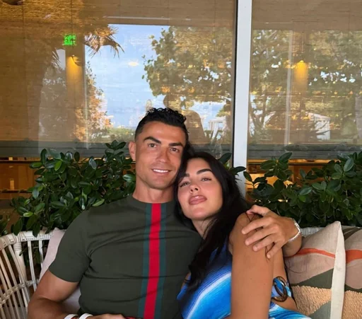 未婚妻抵达美国，C罗晒与乔治娜亲密合照