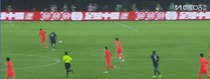 武磊中场不停球直接吊空门未果